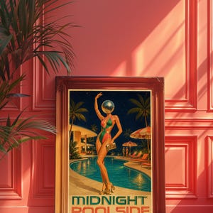Könnte beinhalten: Ein gerahmter Kunstdruck mit dem Titel MIDNIGHT POOLSIDE, der eine Person mit einem Discokugel-Kopf in einem grün-roten Badeanzug an einem nächtlichen Swimmingpool mit Palmen, Liegestühlen, Sonnenschirmen und einem Gebäude zeigt.