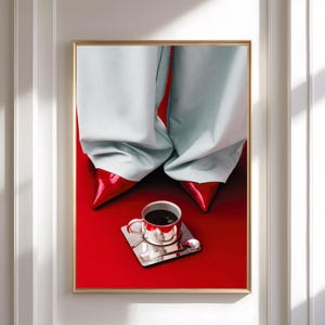 Könnte beinhalten: Gerahmter Kunstdruck mit rotem Hintergrund, silberner Kaffeetasse und Untertasse. Das Bild zeigt eine hellblaue Hose und rote High Heels. Die Kaffeetasse ist mit dunklem Kaffee gefüllt.