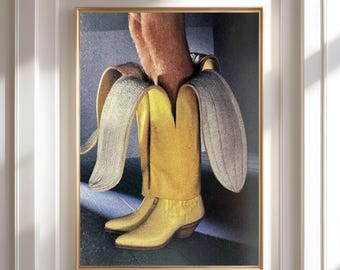 Może przedstawiać: Oprawiony wydruk ścienny przedstawiający surrealistyczną ilustrację pary żółtych kowbojek wyłaniających się z obranego banana. Buty mają teksturowaną powierzchnię i szpiczaste noski, a skórka banana ma jasnoszare wnętrze.
