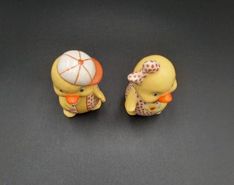 ヴィンテージ アヒルの子の置物ペア – 水玉模様の陶器製 男の子と