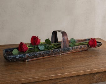 Centro de mesa de 36 pulgadas con cesta larga de bambú tejido estilo vintage para flores.