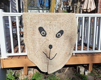 Manta de ganchillo hecha a mano con diseño de oso panda, de punto grueso, color beige y negro, ideal para la habitación infantil.