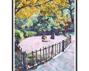 Op de afbeelding: Een ingelijste aquarelprint van een Japanse zen-tuin. Het kunstwerk toont een geharkte zandtuin met zorgvuldig geplaatste stenen, omgeven door een houten hek en weelderig groen. De bomen tonen levendig geel blad, wat een serene en evenwichtige compositie creëert.