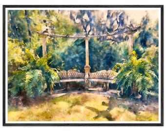 Op de afbeelding: Aquarel schilderij van een tuinscene met een houten bank en pergola. Het kunstwerk heeft een zwart frame, weelderig groen en een zachte, artistieke stijl. De bank heeft een decoratieve lattenrug.