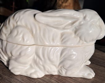 Portagioie/caramelle con coperchio a forma di coniglio in vetro bianco latte di Atterbury