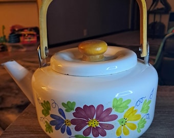 Vintage geëmailleerde theepot met bloemen