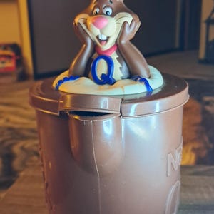 Jarra mezcladora vintage de plástico marrón con forma de conejito Nestlé Quik Nesquik y leche con chocolate