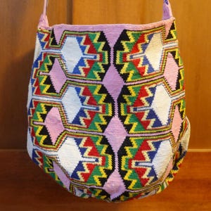 Bolso Chácara mediano - bandolera chic. Bolso bandolera, estilo hippie bohemio multicolor. Fibra natural, hecho a mano, artesanía indígena. 28 x 25 cm.
