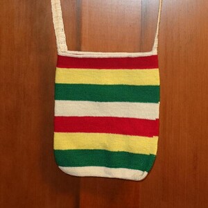 Bolso Chácara de Rayas Rojas, bandolera elegante. Bolso bandolera, estilo hippie bohemio multicolor. Fibra natural, hecho a mano, artesanía indígena. 20x23 cm.