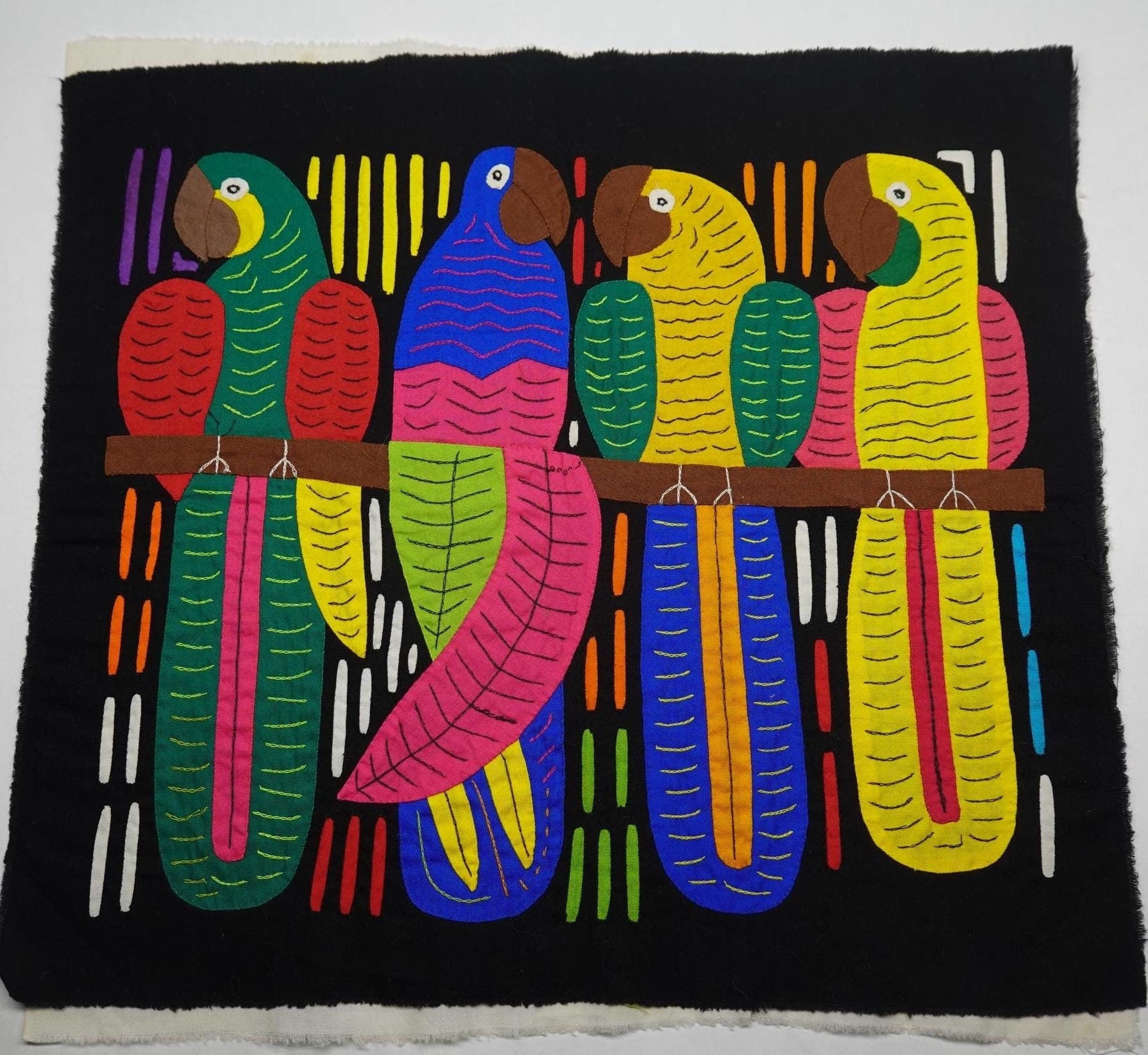 中米　刺繍入り　民芸品　モラ？　カラフル 中米 刺繍入り 民芸品 モラ？ カラフル インテリア・生活道具