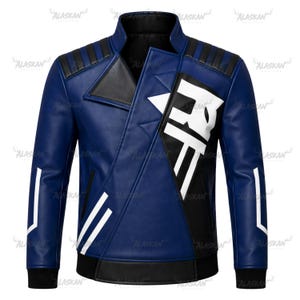 Op de afbeelding: Blau leren jas met zwarte en witte accenten. De jas heeft een asymmetrisch ontwerp met witte strepen en een grafische print op de voorkant. De kraag en manchetten zijn zwart, wat zorgt voor een moderne, stijlvolle uitstraling.
