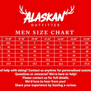 Peut inclure: Fond rouge avec un logo blanc et un tableau des tailles pour hommes. Le tableau comprend les mesures de la poitrine, de la taille de la veste, de la poitrine de la veste, de la taille, des hanches, des &eacute;paules (43-53 cm) et des manches (62-70 cm).