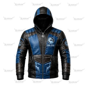 Peut inclure: Veste à capuche noire et bleue avec un emblème Sub-Zero. La veste présente une fermeture éclair, des accents bleus sur les épaules, les manches et la poitrine, et une capuche noire. Le texte "SUB-ZERO" est visible.