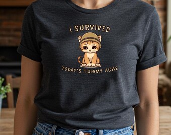 I Survived Tummy Ache T-shirt van vandaag – grappig, uniseks comfortpasvorm voor volwassenen met schattig katje