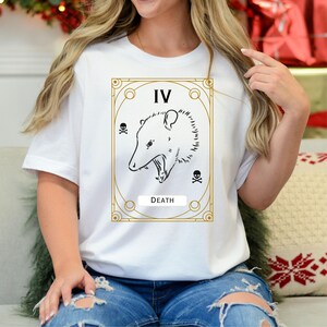 T-shirt de carte de tarot Possum, un t-shirt de carte de tarot Possum qui est la carte de la mort. Une chemise Possum amusante en forme de carte de tarot.
