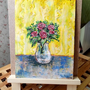 Flores sobre fondo amarillo, Rosas rojas en jarrón, Acrílico, 18 x 24 cm, Lienzo sobre cartón, Obra con espátula
