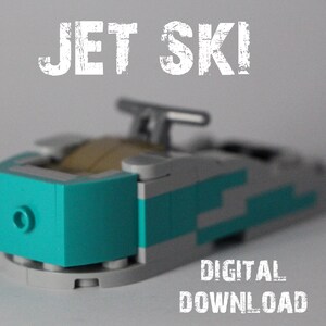 Könnte beinhalten: Ein Spielzeug-Jetski aus Bausteinen mit türkisfarbener Front, grauen und türkisfarbenen Akzenten und einem beigen Sitz. Die Wörter "JET SKI" und "DIGITALER DOWNLOAD" sind oberhalb und unterhalb des Jetskis aufgedruckt.