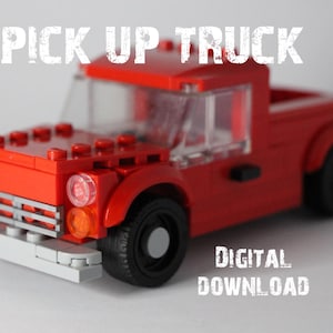 Op de afbeelding: Een rode Lego pick-up truck met een zwarte grille en zwarte wielen. De truck heeft een witte voorruit en een witte laadbak. De tekst "PICK UP TRUCK" is in wit boven de truck gedrukt. De tekst "DIGITAL DOWNLOAD" is in wit onder de truck gedruckt.