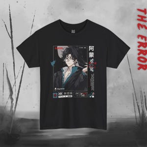 Może przedstawiać: Czarna koszulka z ilustracją w stylu anime postaci w okularach i ciemnym płaszczu. Projekt zawiera japoński tekst oraz słowa "AMON" i "The Error". Zawiera również grafikę ptaka.