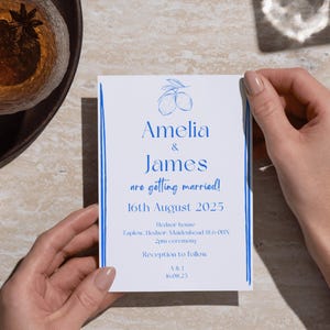 Modelo de convite de casamento moderno azul e branco mediterrâneo com reserva de data, cartão de detalhes, RSVP, códigos QR, modelo editável D05