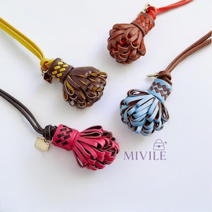 Handmade Genuine Leather Tassel Flower Bag Charm – High-End Women’s Purse Keychain & Fashion Bag Accessory
