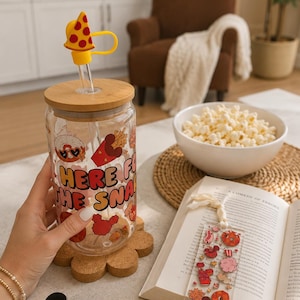 Här för snacksen – Presentset i glas | 473 ml mugg, bambulock, sugrör i glas, bokmärke, underlägg