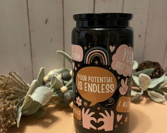 Vaso de plástico negro de 473 ml con frases motivacionales y frases positivas sobre el amor propio.