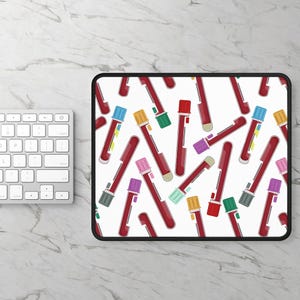 Peut inclure: Un tapis de souris blanc avec un motif répété de tubes à essai de sang rouges avec des bouchons colorés. Les tubes sont disposés en diagonale.
