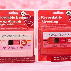 Puede incluir: Dos tarjetas de felicitación grabables con forma de cintas de cassette. Una es rosa con el texto "Mixtape 4 You" y "XOXO". La otra es roja con el texto "Love Songs" y "Be Mine". Ambas tienen un botón "Press Here".