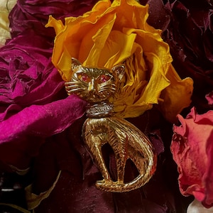 Vintage Ruby-Eyed Cat Brooch: Mid-Century Gold-Tone Costume Pin