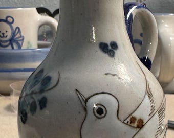 Lattiera vintage in ceramica Tonala di Ken Edwards, con decorazione a uccelli dipinta a mano, stile arte popolare messicana di metà secolo.