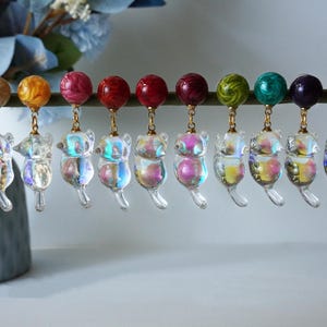 Holografiska örhängen med katt i harts: Stolpar i sterlingsilver, skimrande berlock