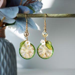 Handgemaakte hars-limoenschijfoorbellen: sterlingzilveren haken, citrusbedel