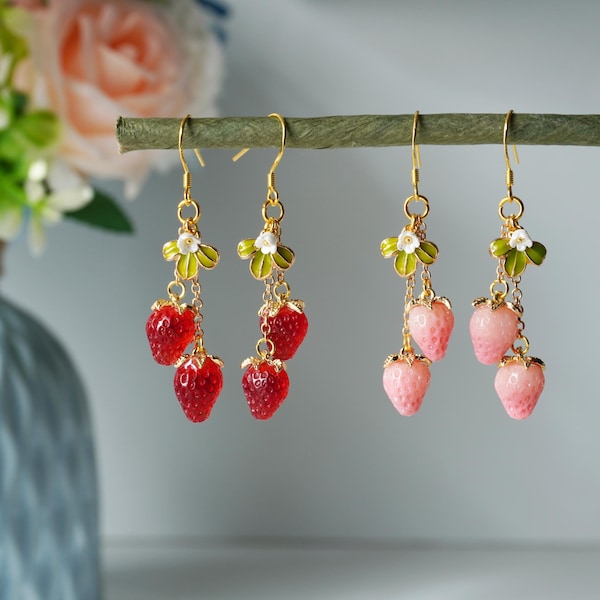 Boucles d'oreilles pendantes en résine faites à la main avec des fraises - Joli cadeau de bijoux aux fruits pour elle