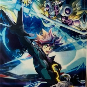 Può includere: Illustrazione dinamica di un personaggio di un gioco di carte che tende la mano verso una carta luminosa. Il personaggio indossa un abito futuristico con dettagli gialli, su uno sfondo blu e bianco con una creatura meccanica.