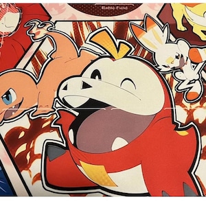 Könnte beinhalten: Eine rote und weiße Pokemon-Spielkarten-Spielmatte mit einem Cartoon-Bild eines roten und weißen Pokemon-Charakters mit einem gelben Stern auf der Brust. Die Spielmatte hat ein rot-weiß-blaues Farbschema und enthält den Text "Battle Field" und "Prize".