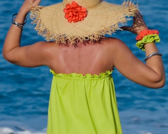 Strohhut mit breiter Krempe und Blumen-Detail - Eleganter Sonnenschutz für den Sommer