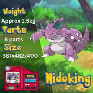 Puede incluir: Una figura de Nidoking morado con un Pokédex rojo y blanco. La figura pesa aproximadamente 1,5 kg y tiene 8 partes. El tamaño es 387x482x400. El texto "Nidoking" es amarillo y azul. El Pokédex muestra el número 0034.