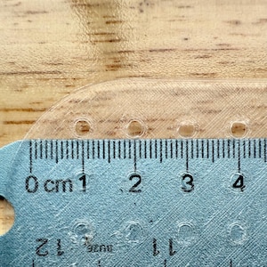 Könnte beinhalten: Ein Set aus drei Keramikbechern mit gesprenkelter, matter Oberfläche. Die Becher sind in Creme-, Hellbraun- und Dunkelbrauntönen gehalten. Jeder Becher hat ein schlichtes, minimalistisches Design.