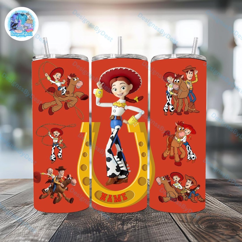 Puede incluir: Un conjunto de tres vasos rojos y amarillos con un dise&ntilde;o que presenta personajes de la pel&iacute;cula Toy Story. Los vasos presentan im&aacute;genes de Woody, Jessie y Bullseye. El vaso del medio tiene una herradura con la palabra "NAME" escrita en ella.