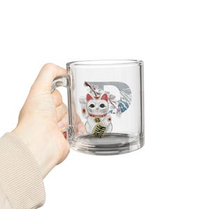 Glückliche Winkende Katze Glasbecher - 10oz | Buchstabe Initial "P" Kaffeetasse, Teebecher im japanischen Stil, Geschenk für Katzenliebhaber, niedliches Trinkgeschirr für Zuhause