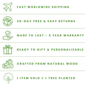 Puede incluir: Iconos gr&aacute;ficos verdes con texto que describe los beneficios de comprar un producto. Los iconos incluyen un avi&oacute;n, un paquete con una flecha, una mano con una marca de verificaci&oacute;n, una caja de regalo, un tronco de &aacute;rbol y un &aacute;rbol. El texto incluye "Env&iacute;o r&aacute;pido a todo el mundo", "Devoluciones gratis y f&aacute;ciles en 30 d&iacute;as", "Hecho para durar - Garant&iacute;a de 5 a&ntilde;os", "Listo para regalar y personalizable", "Elaborado con madera natural", y "1 art&iacute;culo vendido = 1 &aacute;rbol plantado".