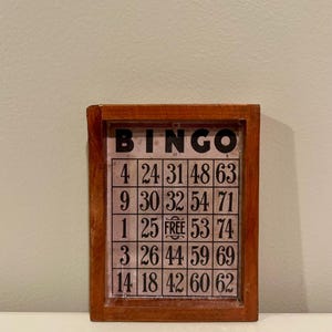 Caja de madera con forma de tarjeta de bingo de inspiración vintage: miniexhibición decorativa de 4 x 5 x 1