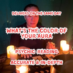 Peut inclure: Une femme est assise à une table avec des bougies allumées, tenant un jeu de cartes de tarot. Le texte dit "Quelle est la couleur de votre aura ? Lecture de voyance. Précise et approfondie. Livré le jour même."