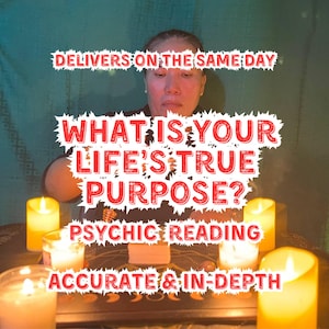Puede incluir: Una mujer se sienta en una mesa con velas encendidas, ofreciendo lecturas psíquicas. El texto dice "¿Cuál es el verdadero propósito de tu vida?" y "Lectura psíquica precisa y profunda."