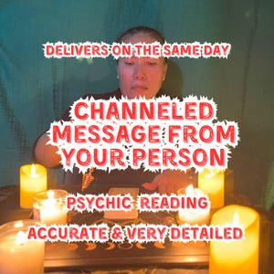 Puede incluir: Una mujer se sienta en una mesa con velas encendidas y una tirada de cartas de tarot. El texto dice "DELIVERS ON THE SAME DAY", "CHANNELED MESSAGE FROM YOUR PERSON", "PSYCHIC READING", y "ACCURATE & VERY DETAILED".