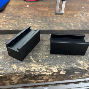 Puede incluir: Conjunto de tres jarrones de cer&aacute;mica blanca de diferentes alturas. Los jarrones tienen un acabado mate y un dise&ntilde;o texturizado con estr&iacute;as. Dispuestos sobre una superficie neutra.