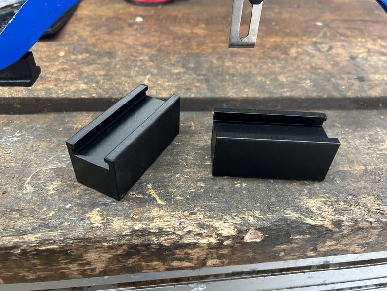 Puede incluir: Conjunto de tres jarrones de cer&aacute;mica blanca de diferentes alturas. Los jarrones tienen un acabado mate y un dise&ntilde;o texturizado con estr&iacute;as. Dispuestos sobre una superficie neutra.