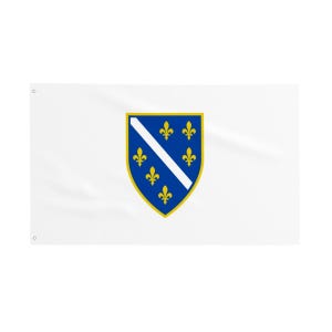 Peut inclure: Un drapeau blanc avec les armoiries de la Bosnie-Herzégovine. Les armoiries sont un écu bleu avec une bande diagonale blanche et six fleurs de lys jaunes.