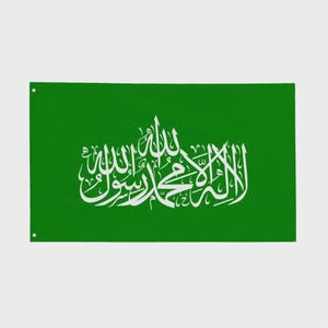 Peut inclure: Un drapeau vert avec une calligraphie arabe blanche. Le drapeau est de forme rectangulaire et comporte une inscription blanche au centre. Le drapeau est de couleur verte unie et comporte deux œillets sur le côté gauche.